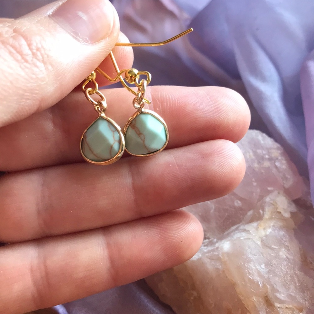 Howlite dangle earrings - Picture 2 of 2